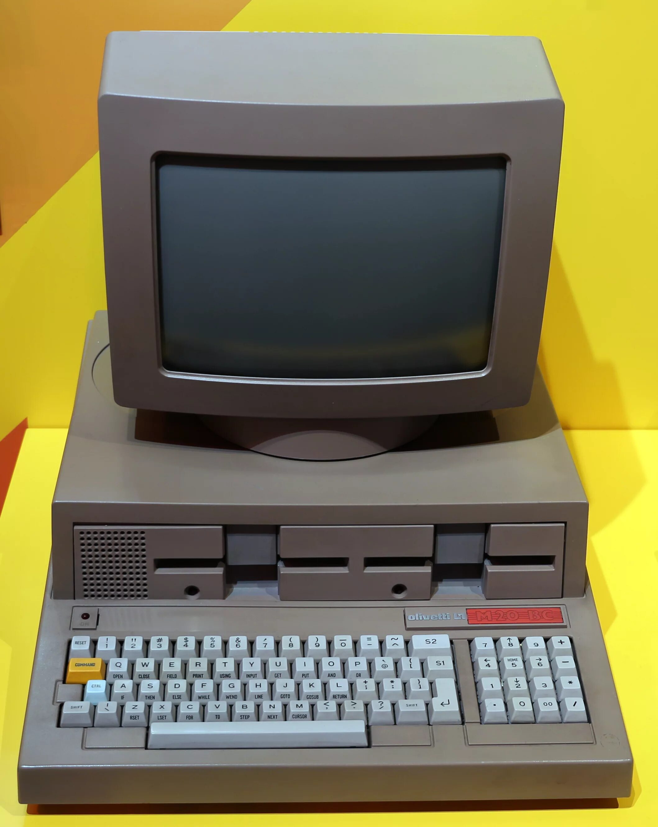 Оливетти м24. Оливетти компьютер. ЭВМ М-222. Olivetti PC m20.