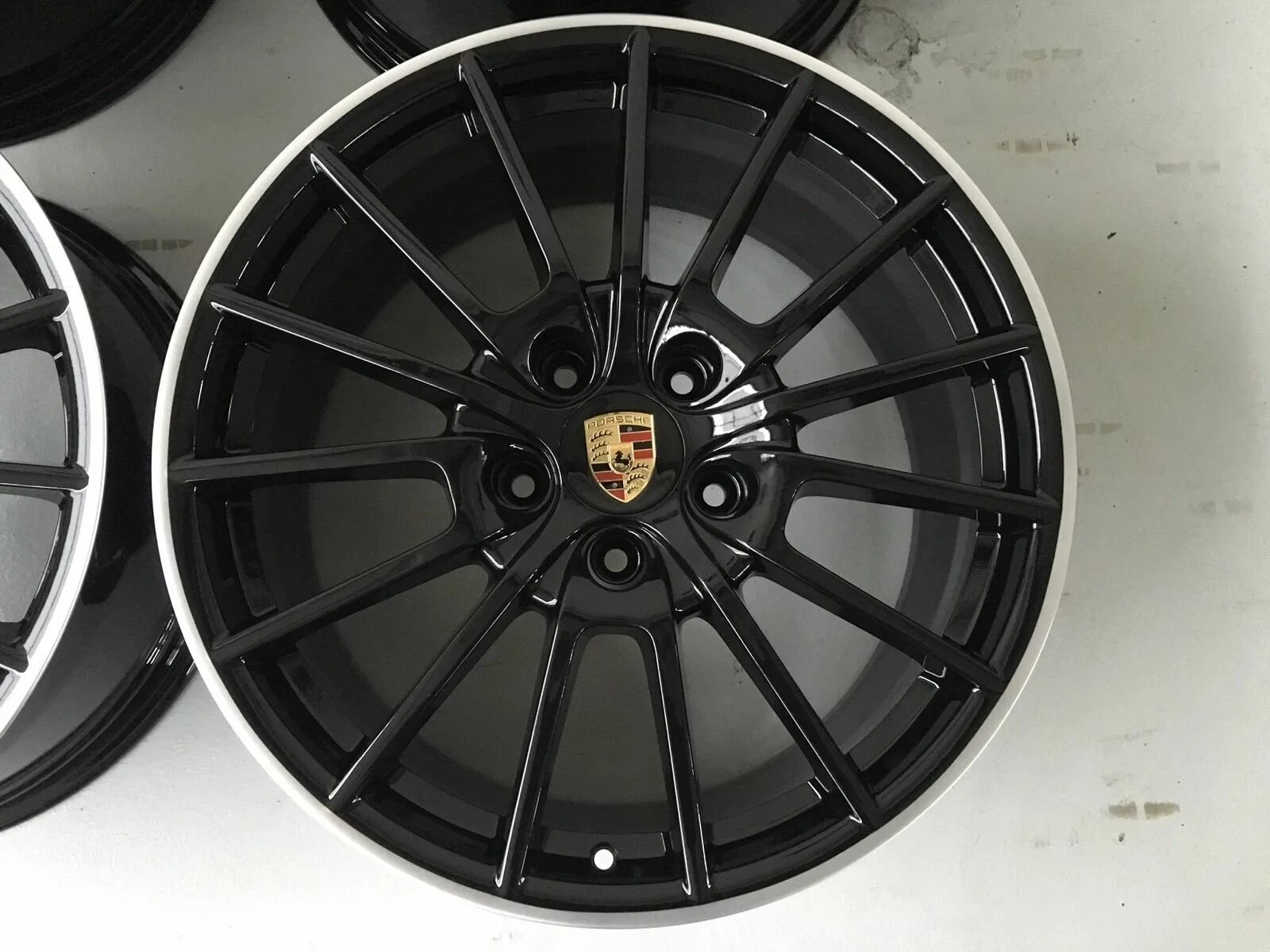 Диски порше. Диски porsche panamera r20. диски оригинал порше r20. порше кайен на 22 дисках. диски porsche panamera sport black.