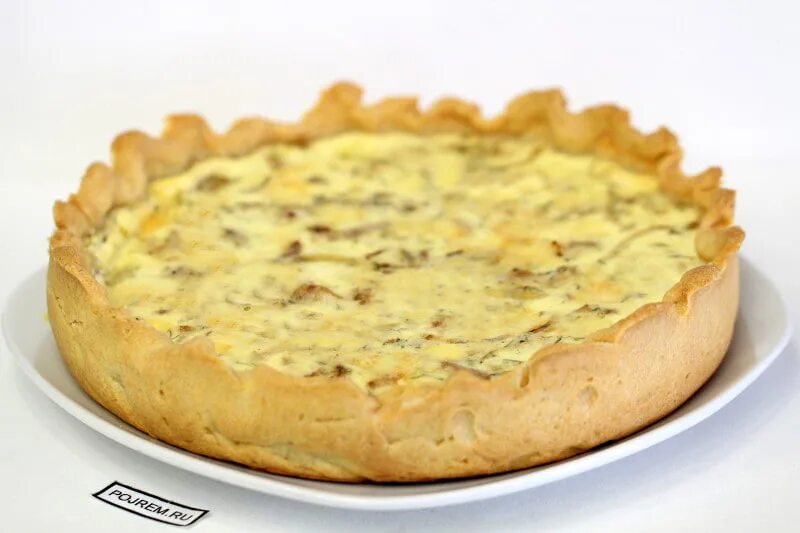 Пирог киш лорен. Французская кухня киш лорен. Песочный киш. Песочный киш. Киш лорен с курицей и грибами.