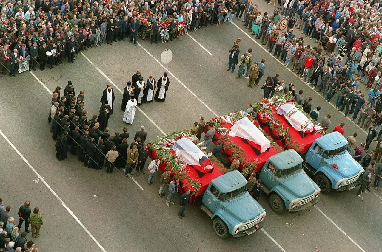 1991 Москва путч похороны. Похороны защитников белого дома 1991. Августовский путч 1991. ГКЧП август 1991.