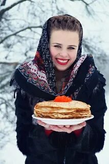 Картинка женщина с блинами