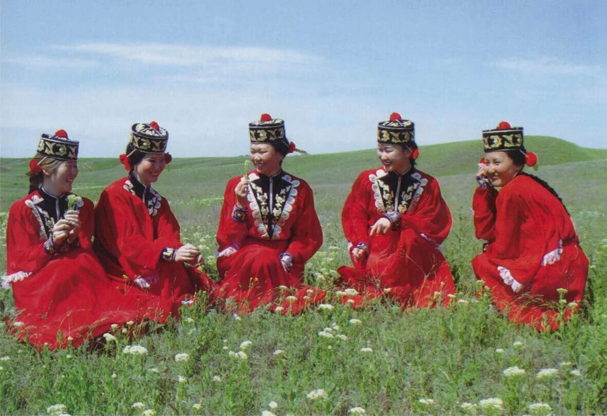 Республика калмыкия население. Калмыкия народ Калмыкии. Народы Поволжья калмыки. Ансамбль Ойраты Калмыкия. Калмыцкая культура.