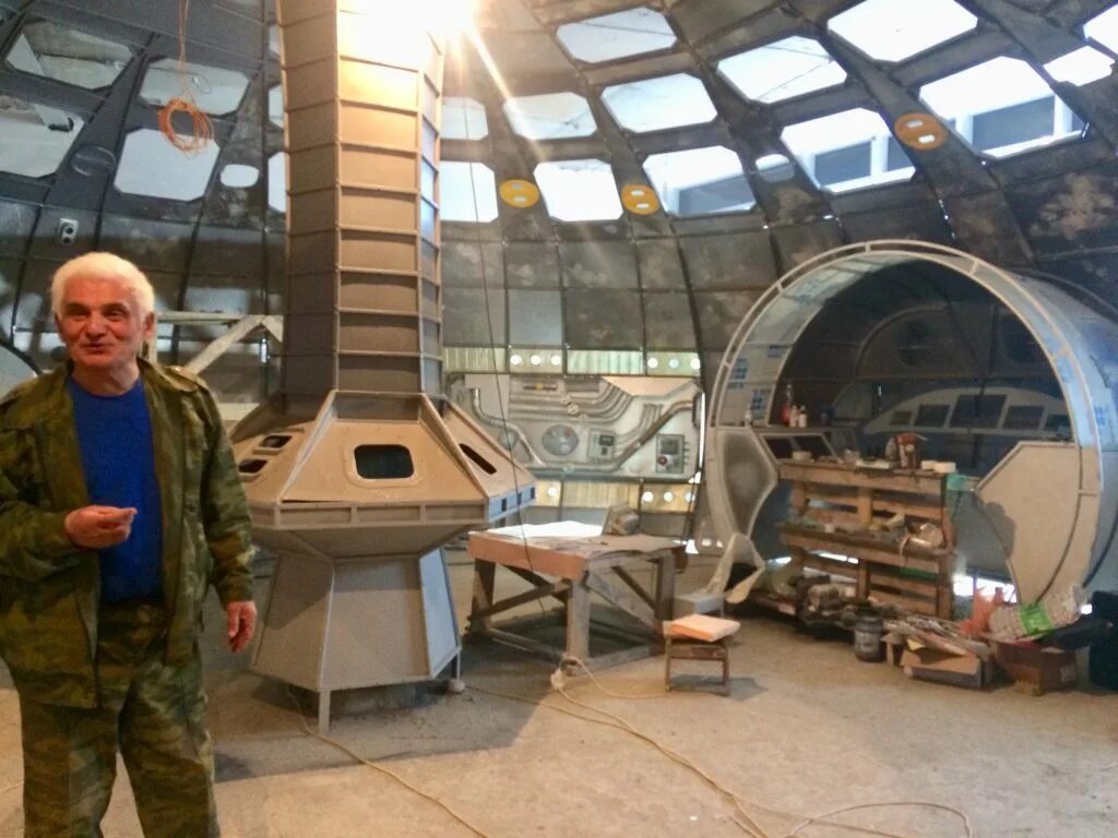 Космическая капсула. Космическая станция. Космический класс в школе. Школа космонавтики владикавказ владикавказ. Школа космонавтики владикавказ владикавказ.