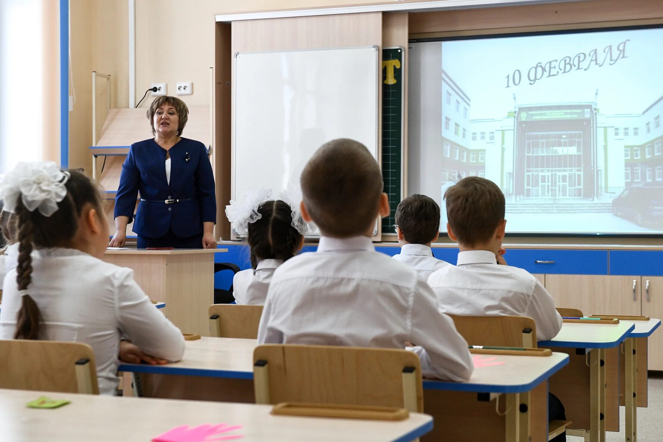Ученики в школе. Школа фото. Ученики на уроке. Российская школа