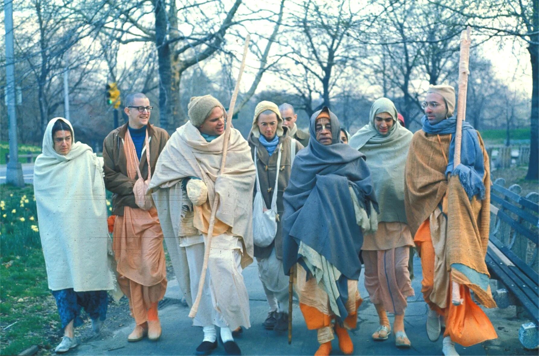 Их там было множество. Шрила Прабхупада с учениками. Шрила прабхуаада и ученик. Шрила Прабхупада на прогулке. Прабхупада с учениками.