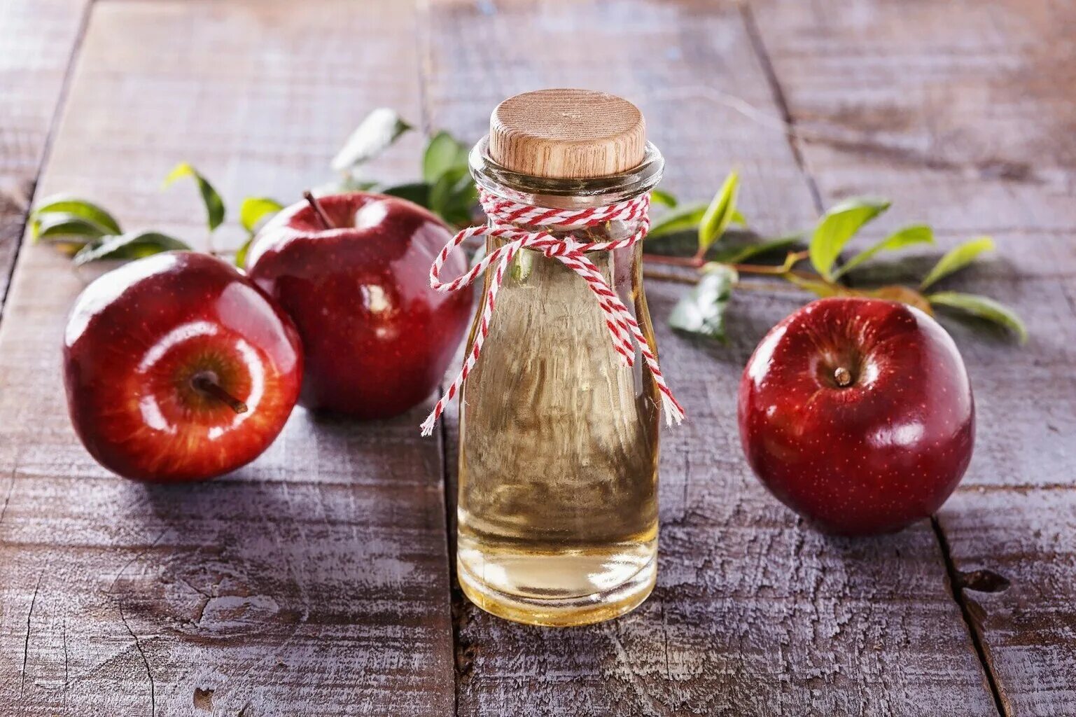 Вред яблочного уксуса с водой. Яблочный уксус. Apple Cider Vinegar. Яблочный уксус при варикозе. Яблочная эссенция.