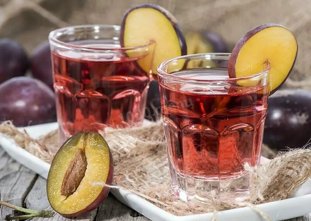 Вкусный самогон домашний рецепт. Сливянка алкогольный напиток. сливовая самогонка. самогон на сливе. настойки на самогоне.