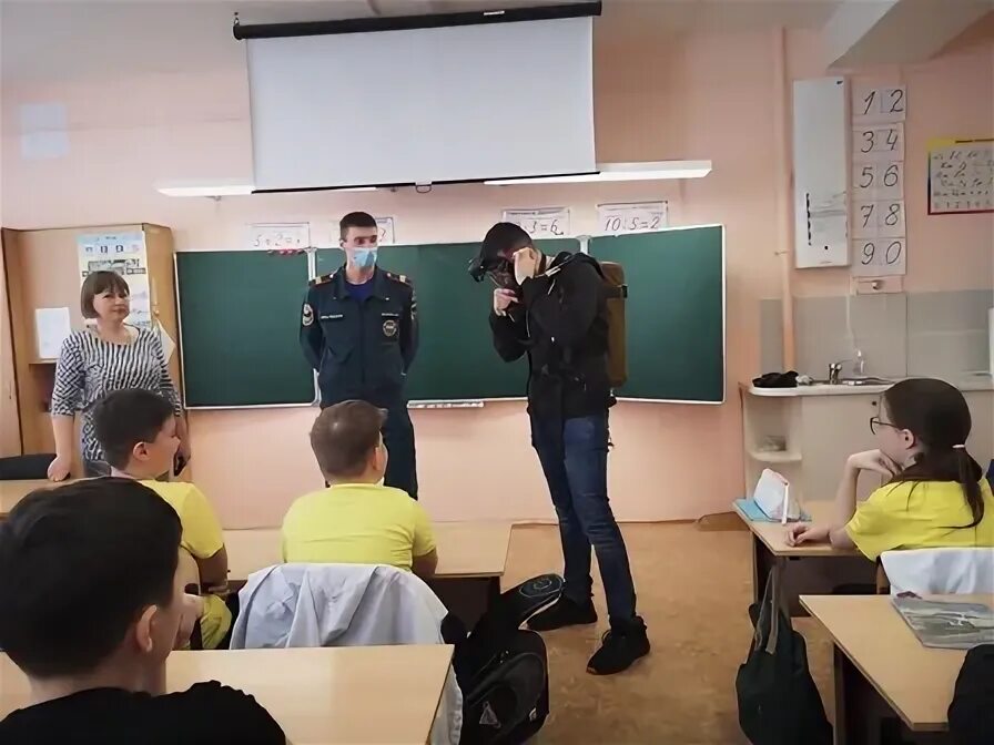 Старшеклассники за партой. Школа егэ. 11 уроков в школе. Ученики старших классов. Школьники за партами 9 класс.