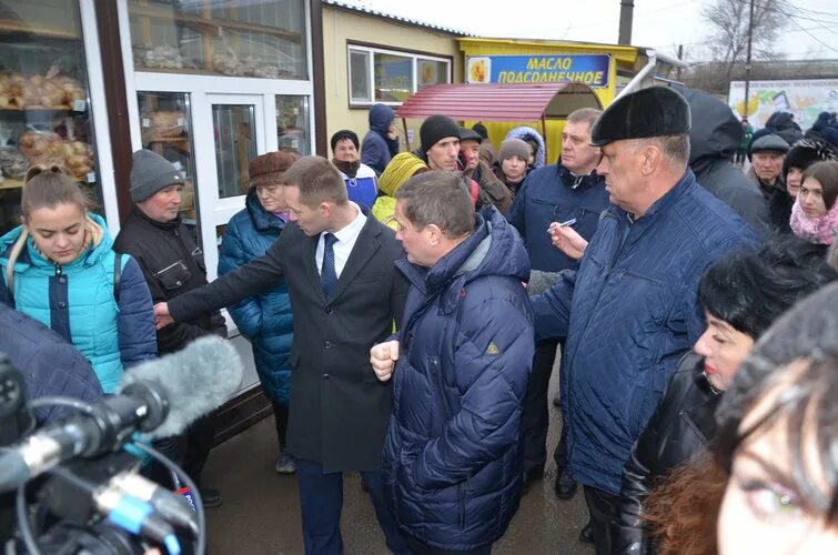 Погода в михайловке волгоградской области на неделю. Бочаров в Михайловке. Михайловский рынок Михайловка. Губернатор в Михайловке. Михайловский рынок Волгоградская области.