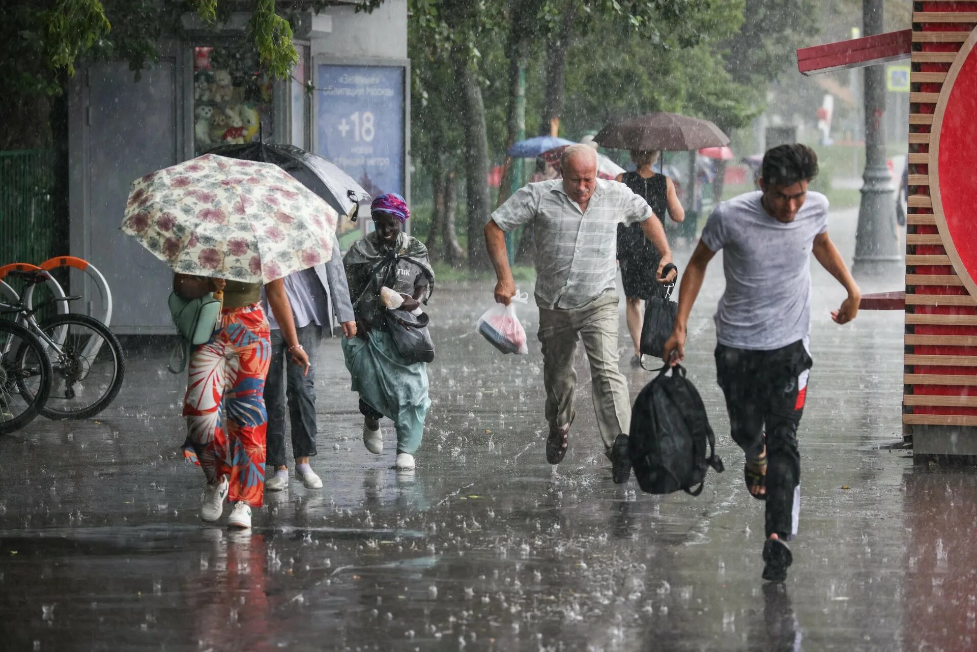 Сильный ливень. Дождливый день. Дождливый город. Ливень в Москве. Сильный дождь сегодня