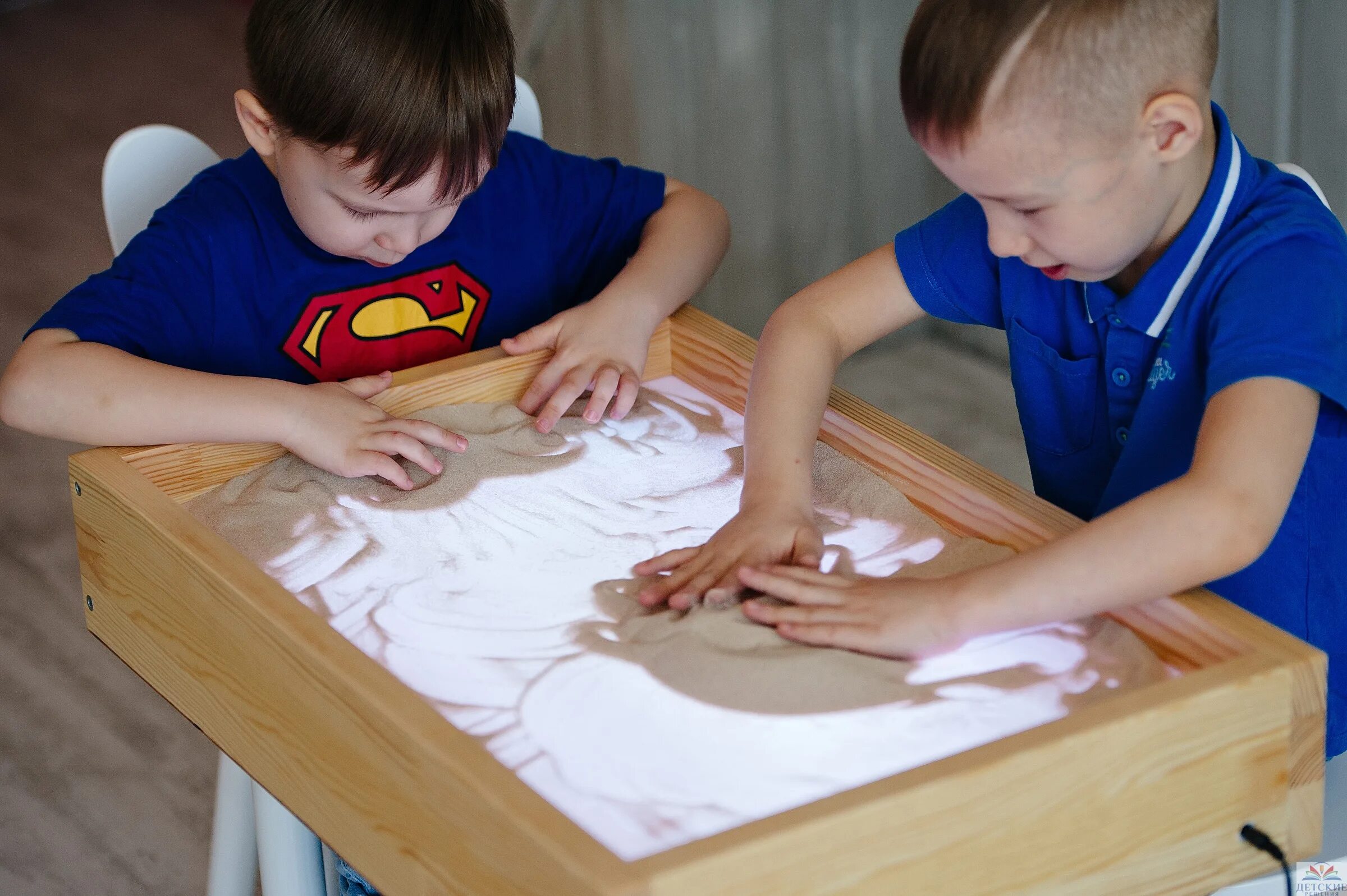 Детские столы песка. Пескотерапия для детей. Песочная терапия. Песочный стол для детей. Рисование на Песочном столе.