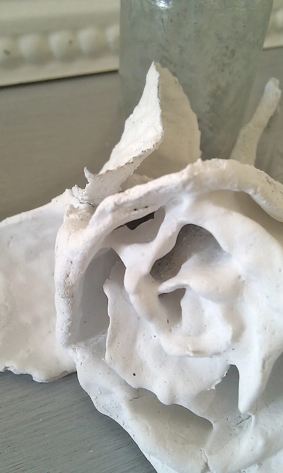 гипс для поделок какой. поделки из алебастра своими руками. гипсовые барельефы для детей. цветы из гипса. изделия из гипса для сада.