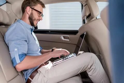 На сиденье движущегося автомобиля лежит портфель