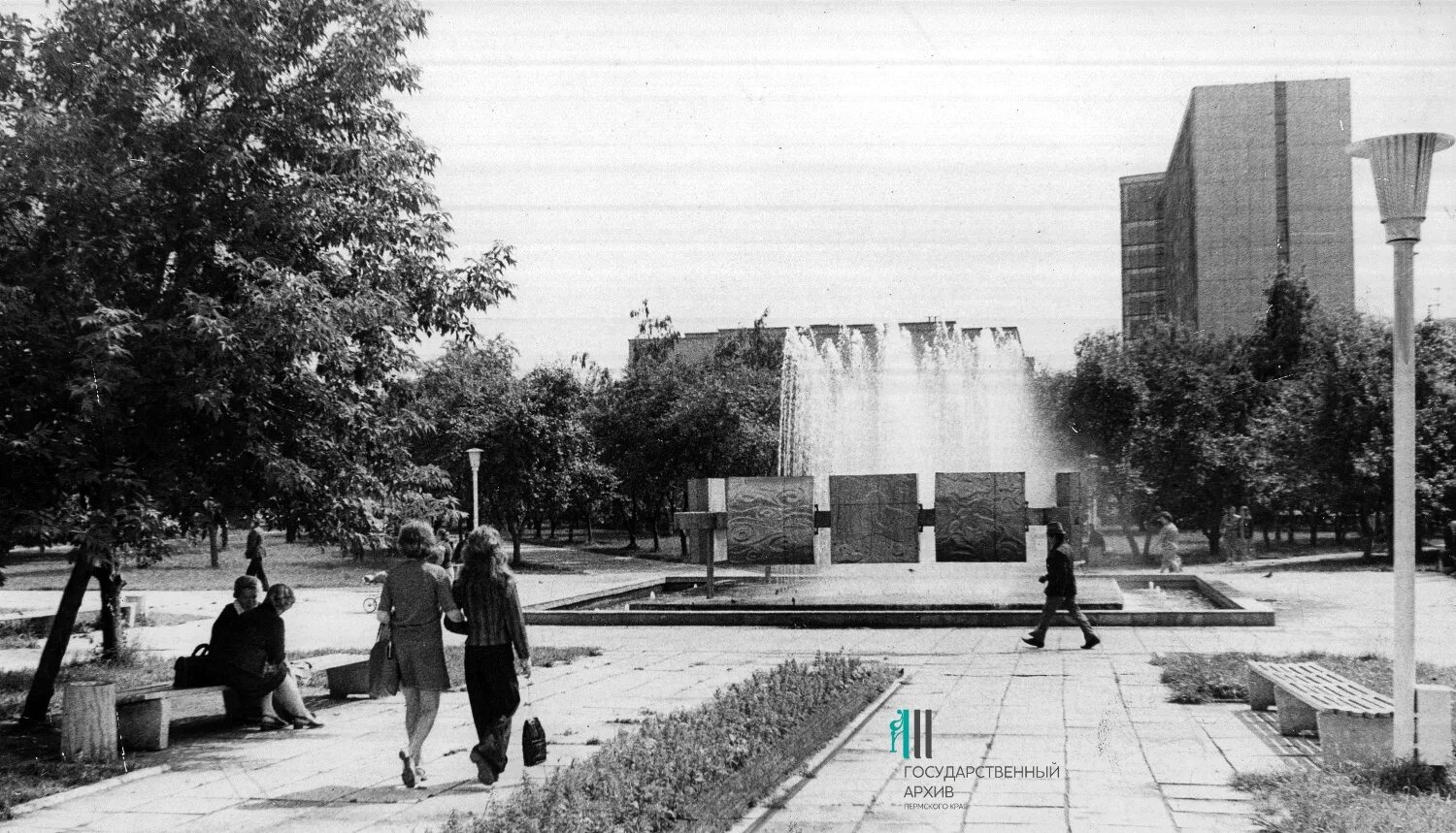 Сквер уральских. Сквер уральских добровольцев пермь. фонтан в сквере уральских добровольцев пермь. сквер уральских добровольцев на карте перми. памятник в сквере уральских добровольцев в перми.