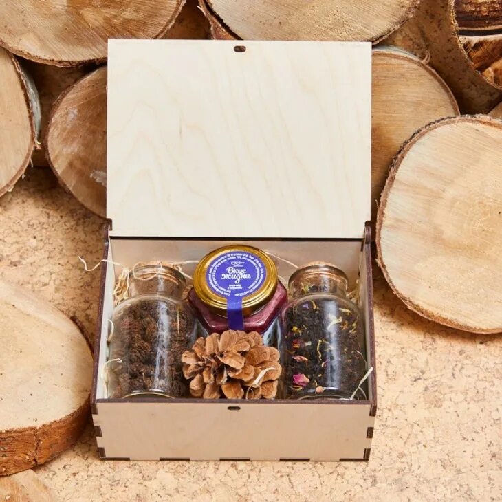 Новогодний набор чая. Варенье из сосновых шишек косьминский гостинец. Кедровая шишка в подарок. Подарки с шишками. Подарочный набор шишки.