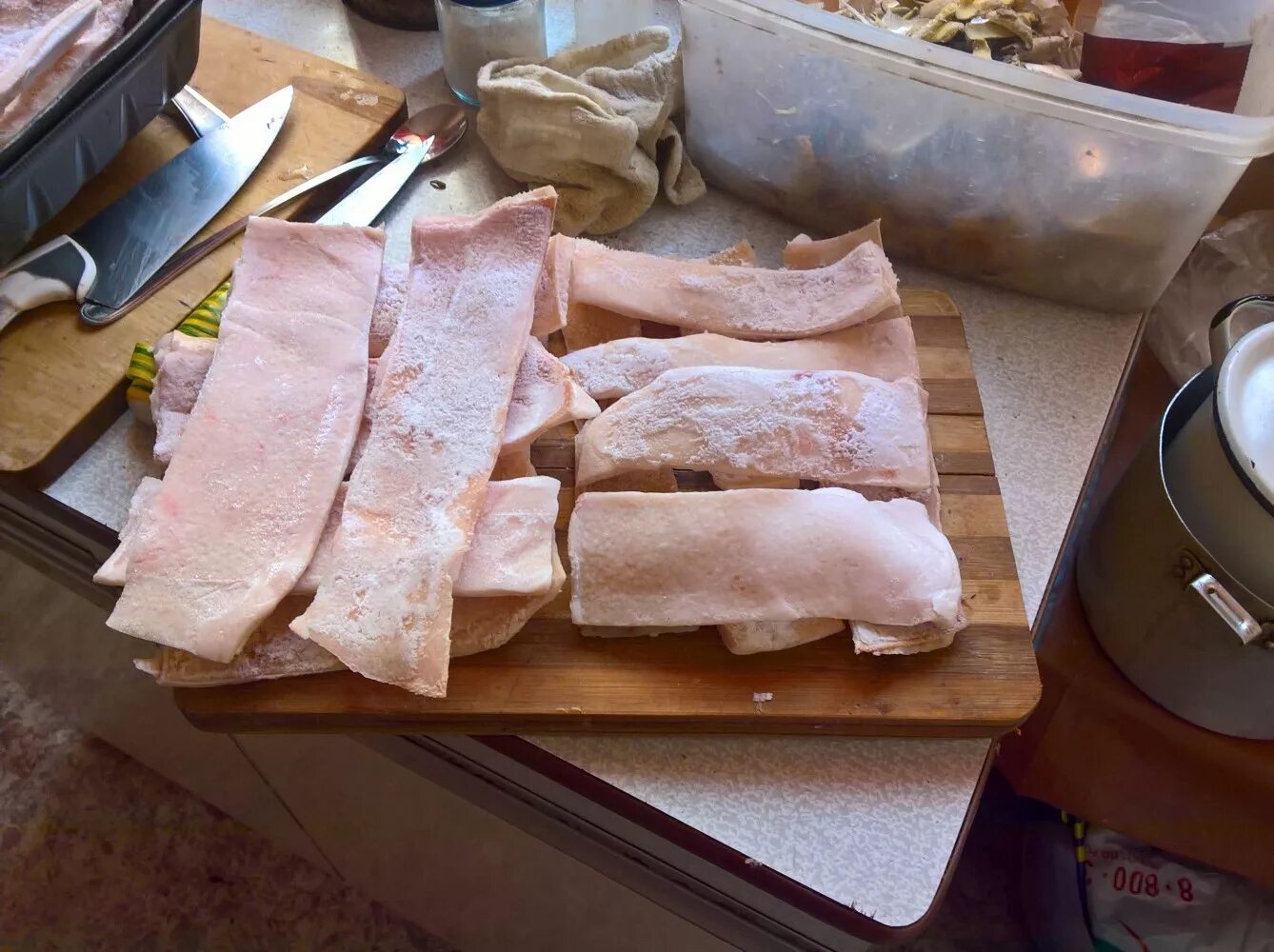 Рулет из свиной шкурки. Шкурка свиная прессованная. Шкурки свиные прессованные. Закуска из свиных шкурок. Шкура что можно приготовить