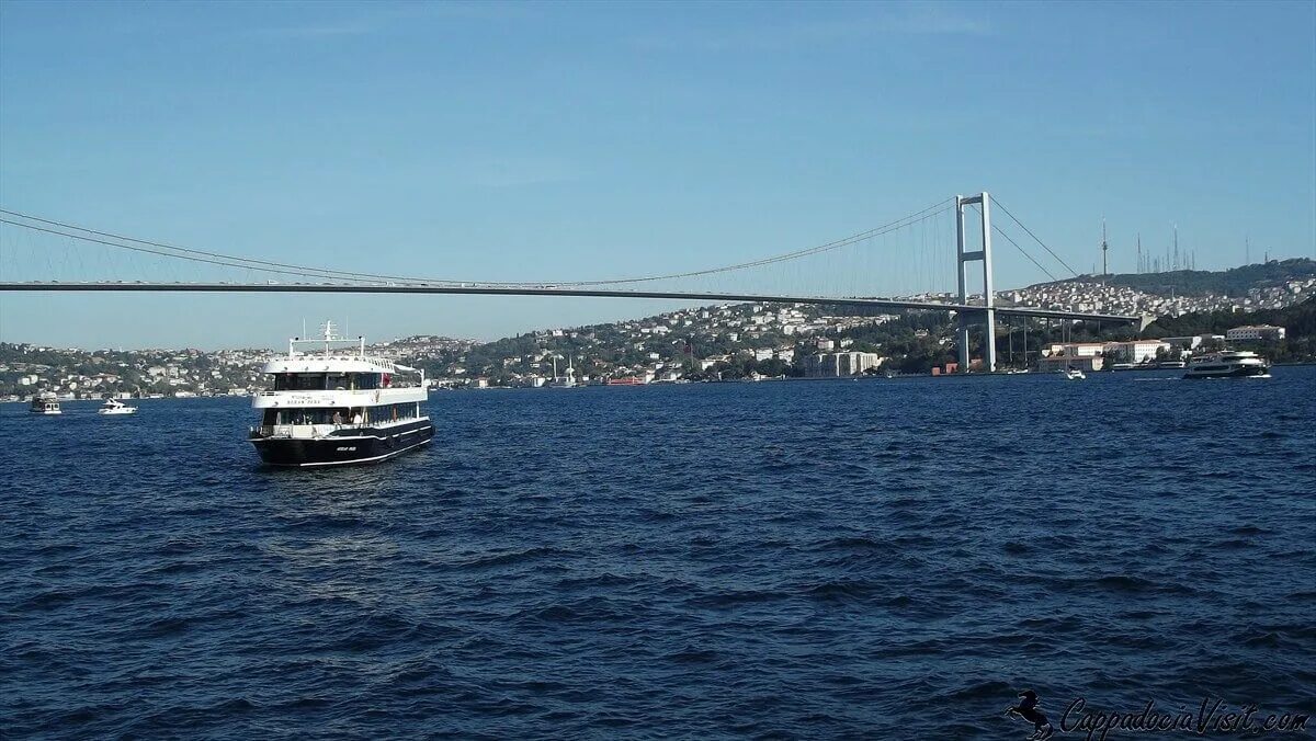 Пролив босфор океан. Пролив Босфор мост. Стамбул Босфорский пролив. Пролив Босфор мост Стамбул. Стамбул разделён проливом Босфор.