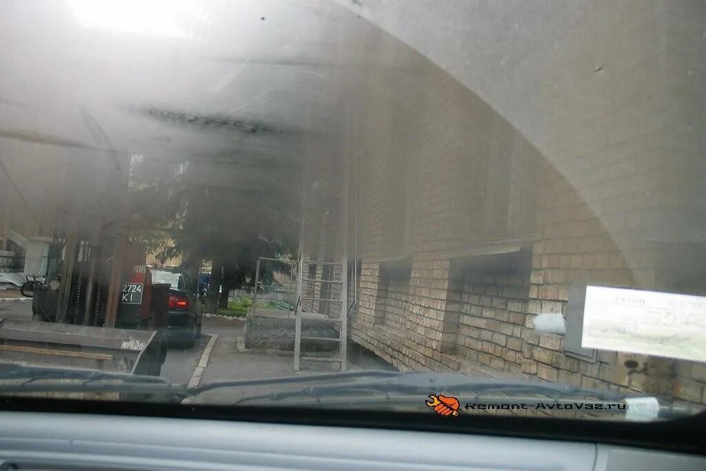 Потеет машина в дождь что делать. Запотевшие окна в машине. Запотевшее стекло в машине. Фото запотевшего стекла в машине. Фото запотевших окон в машине.