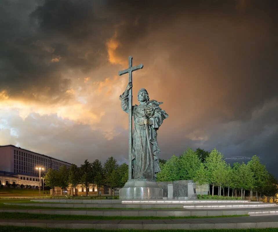 Памятник Владимиру великому (Москва). Памятник Владимиру великому. Памятник Владимиру в Москве на Боровицкой. Памятник князю Владимиру в Москве.