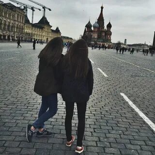 В петербурге две девушки