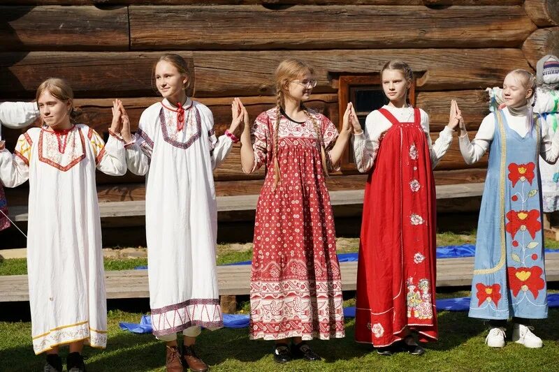 Ансамбль венец кострома. Обряд кумления. Кострома обряд. Русальная неделя в суздале. Традиции и обычаи костромского края.