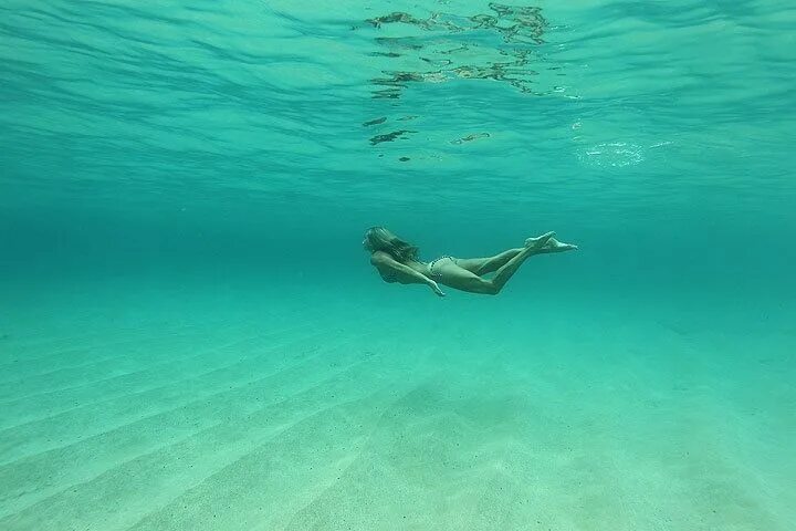 Life is diving. Прозрачное море. Человек плывет под водой. Девушка плывет в море. Плавать в море.