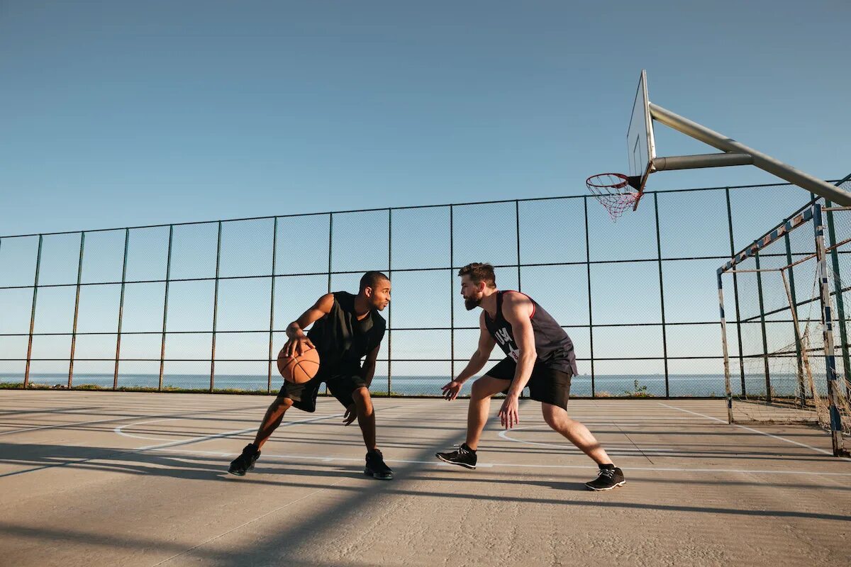 My friend plays basketball than me. Баскетбол на улице. Парень на баскетбольной площадке. Баскетболисты на площадке. Фотосессия на баскетбольной площадке.