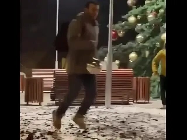 Пацан украл кроссовки в бразилии. Пацан воровал кроссовки в бразилии. грабитель неудачник. украл кроссовки в бразилии фулл.