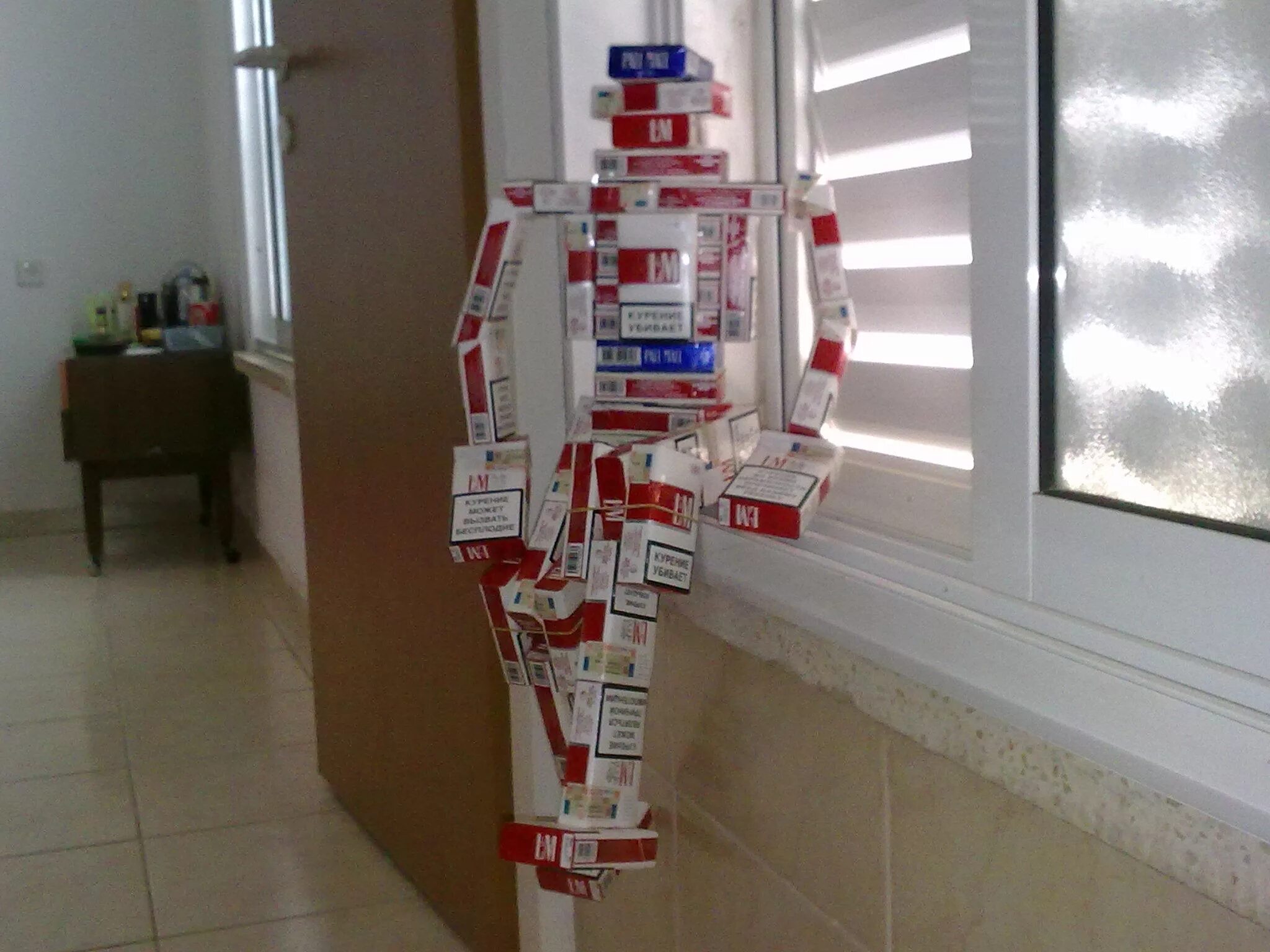 самоделки из сигарет. поделка робот. домик из сигаретных пачек. робот из пачек сигарет. робот из пачек сигарет.