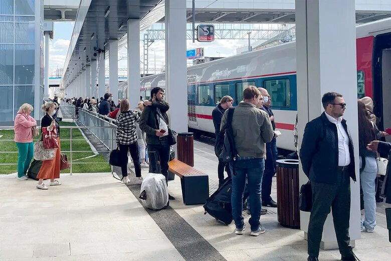 Москва восточный вокзал перрон. Восточный вокзал в москве прибытие. Поезд прибывает. Восточный вокзал в москве прибытие. Царицыно восточный вокзал.