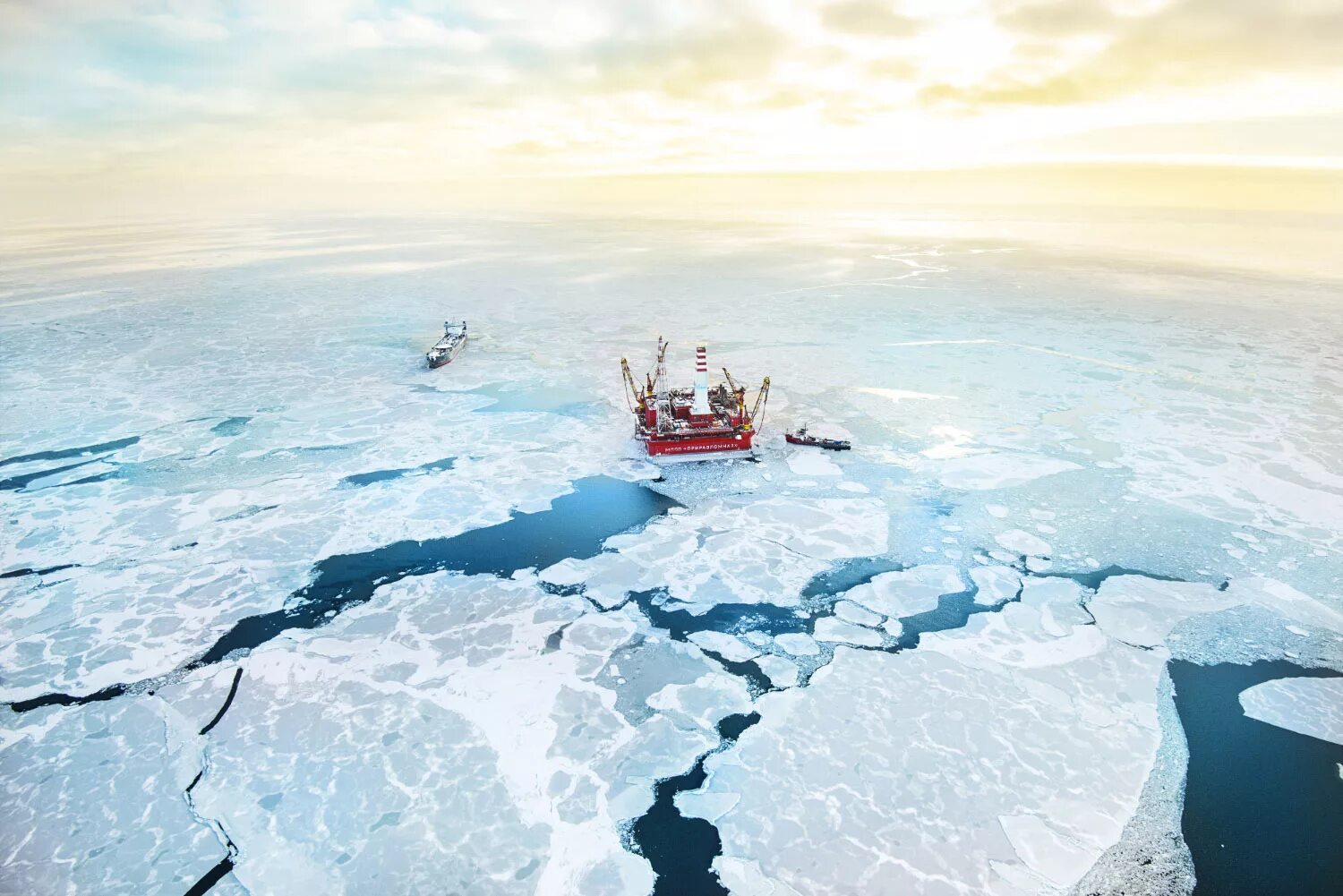 Арктика Приразломная. Добыча нефти в Северном Ледовитом океане. Северный Ледовитый океан Восточно-Сибирское море. Арктика Баренцево море.