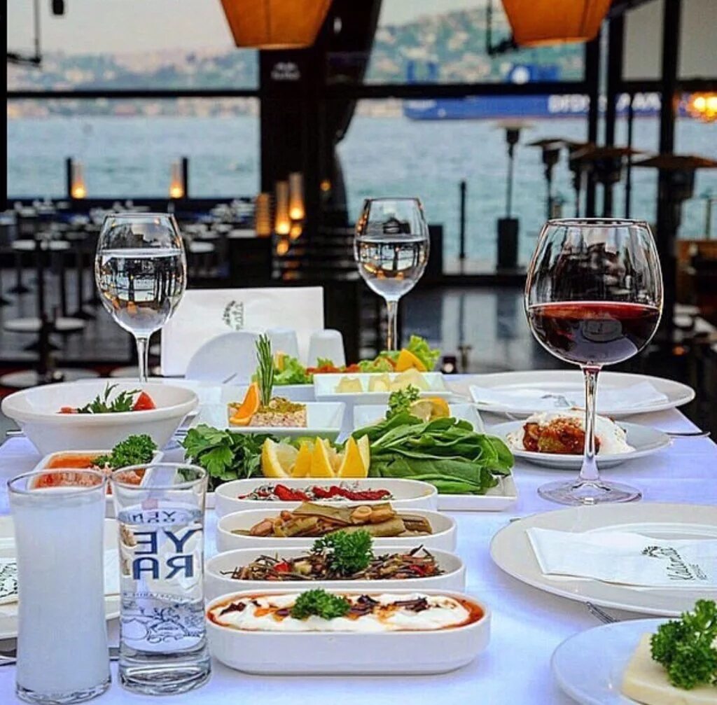 Рестораны стамбула с видом. Стамбул ресторан Босфор. Ресторан мезе 5 Стамбул. Номадс ресторан Стамбул. Meyhane в Турции.