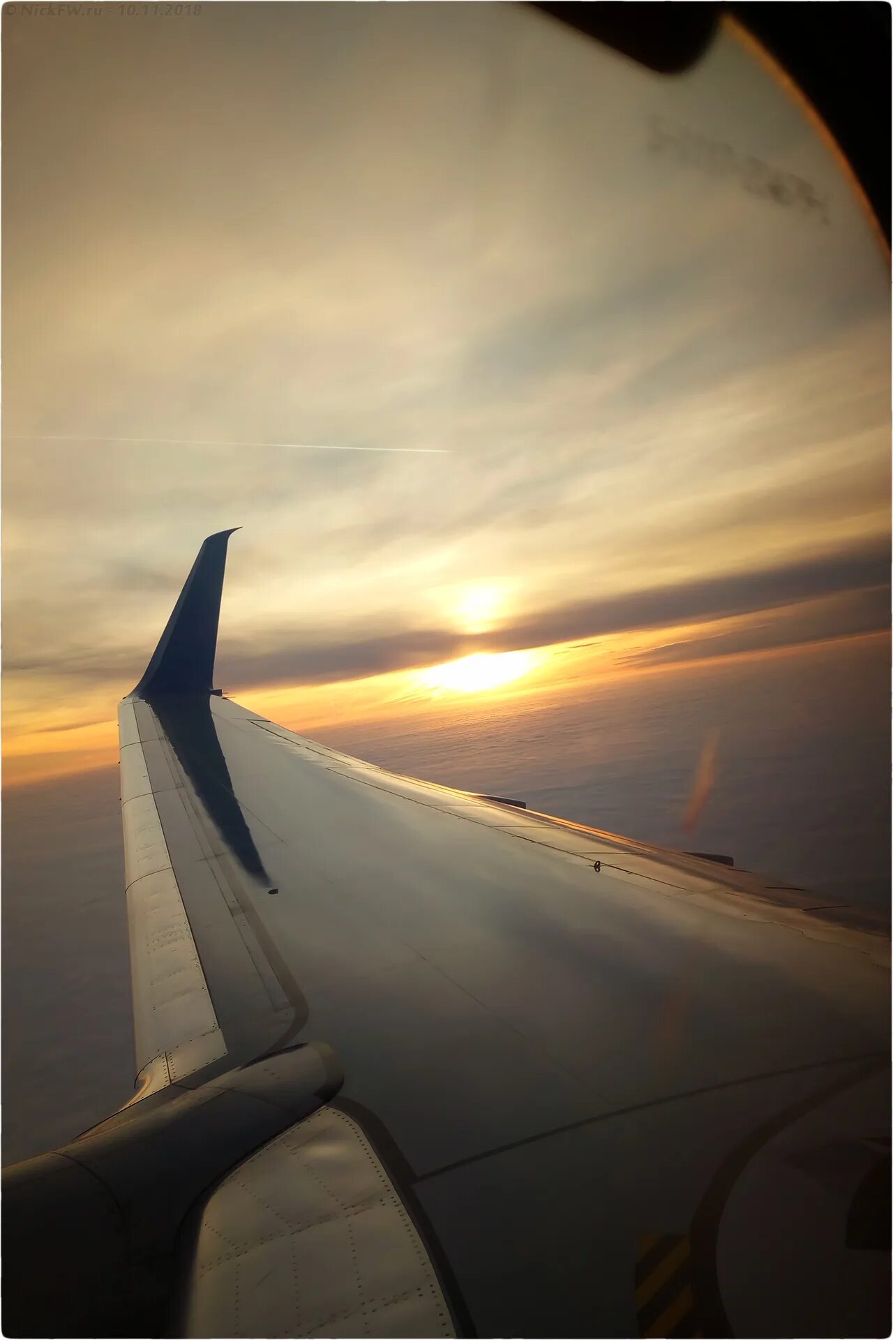 Крыло самолета. Вид из иллюминатора самолета. Крыло самолета из окна. Иллюминатор а320. Вид из иллюминатора самолета.