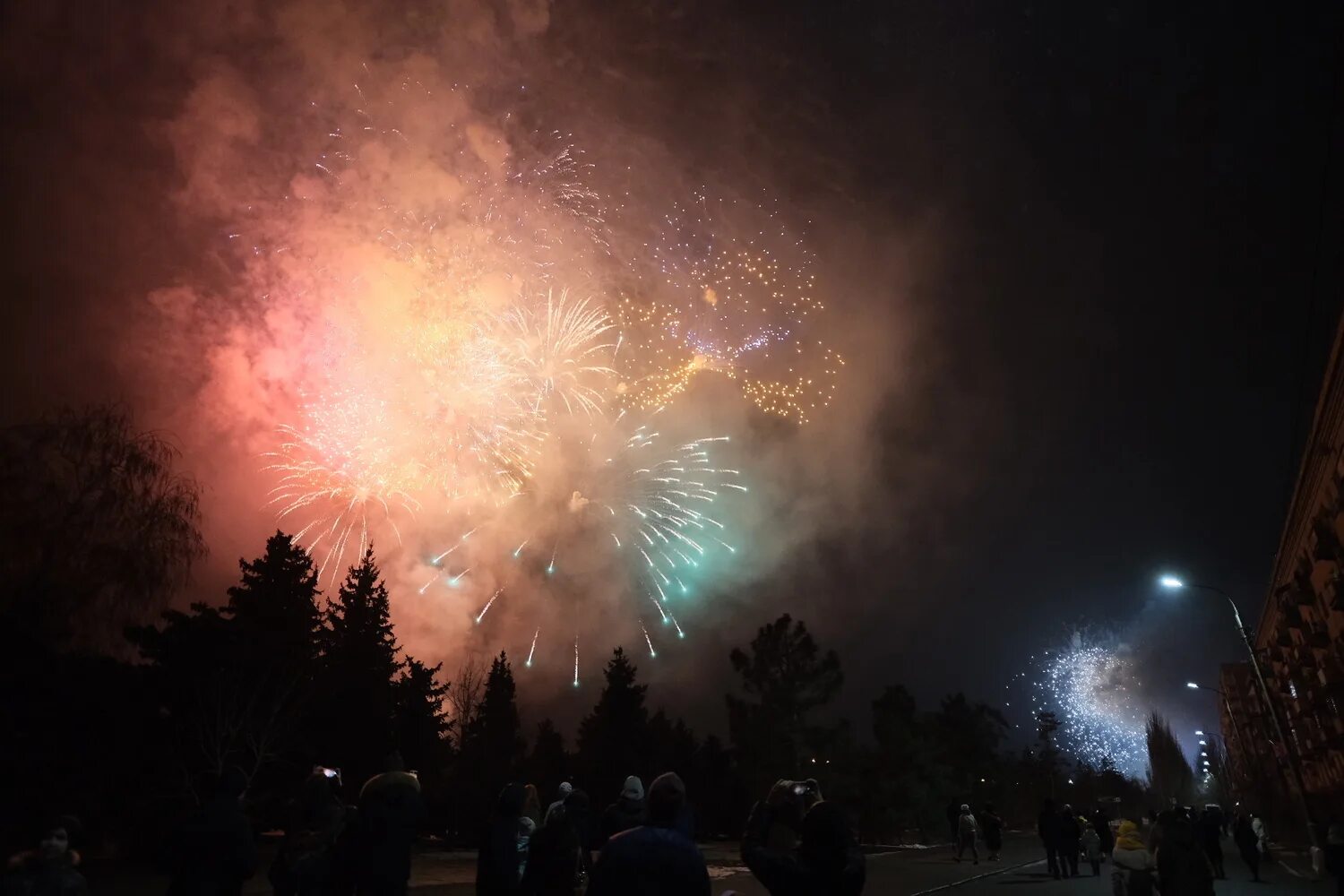 Мероприятия в волгограде на выходные. Салют. салют в честь дня рождения. салют в волгограде. салют в честь дня рождения подруги.