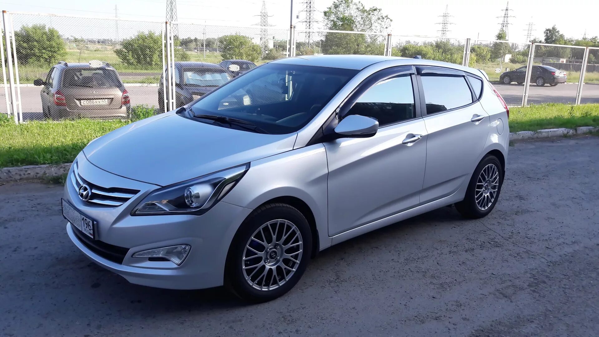 Хендай солярис 2015 года хэтчбек. Хендай Солярис хэтчбек 2015. Hyundai Solaris Hatchback 2014. Hyundai Solaris 2015 хэтчбек. Хендай Солярис хэтчбек 2014.