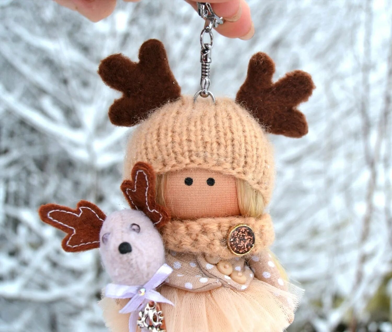 Кукла пупс брелок. Кукла брелок артикул 17090705. Брелок куколка. Брелок пушистый пупс. Брелок куколка.