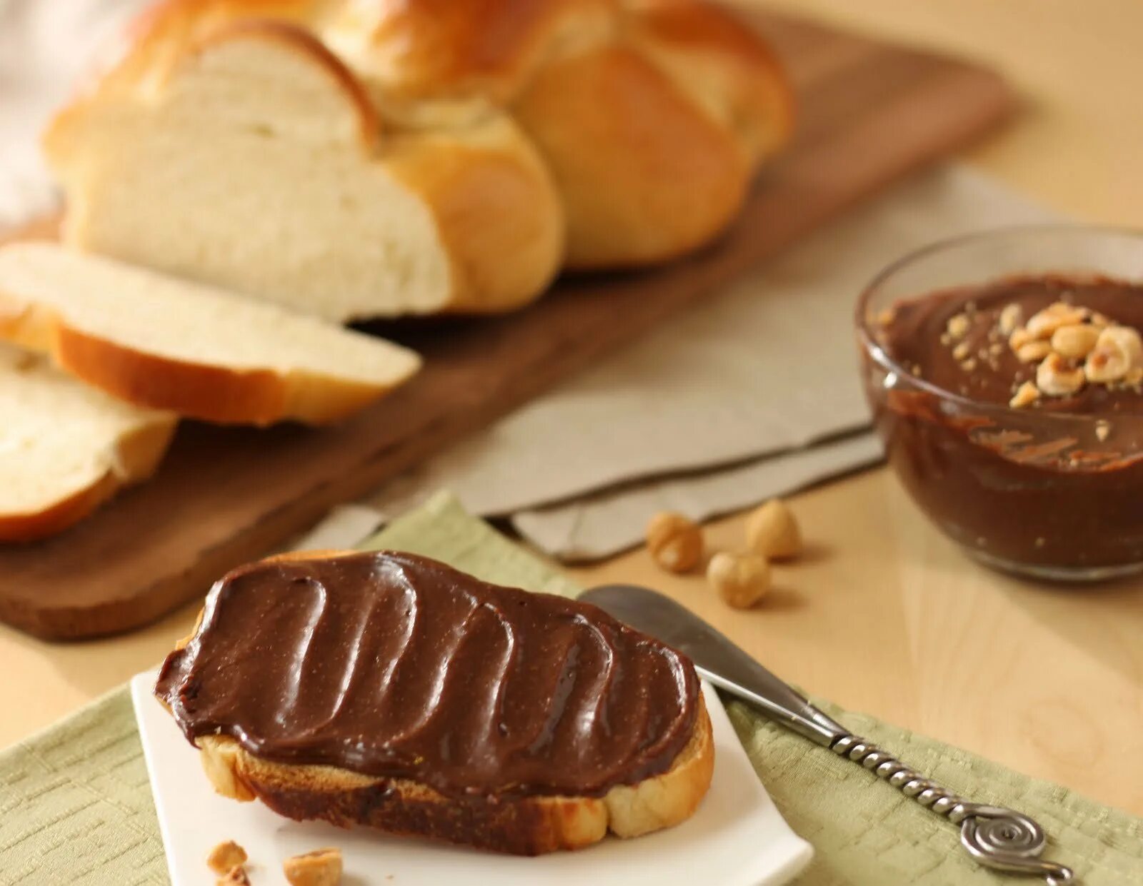 Шоколад из тертого ореха. Бутерброд с шоколадной пастой. Шоколадная паста. Домашняя Нутелла. Шоколадная паста на хлебе.
