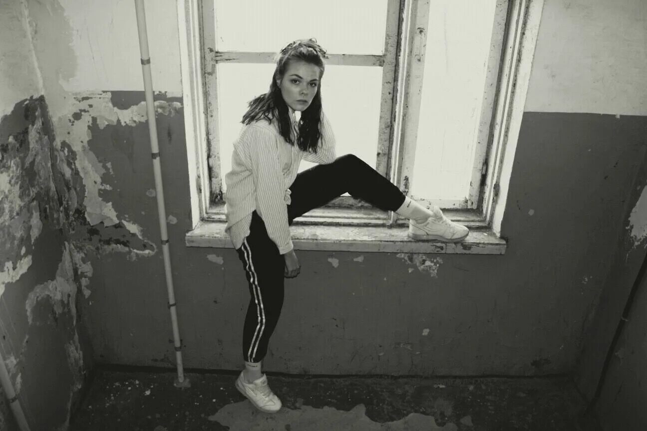 Красотку в подъезде. Фотосессия в подъезде. девушка в подъезде. фотосессия в подъезде идеи. фотосессия на лестничной клетке.