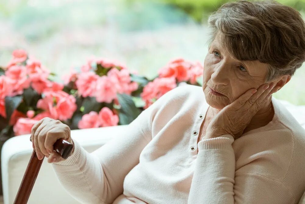 Пожилые люди. Женщина в доме престарелых. Пожилые люди с Альцгеймером. Что такое деменция у пожилых женщин. Заболевание деменция у пожилых