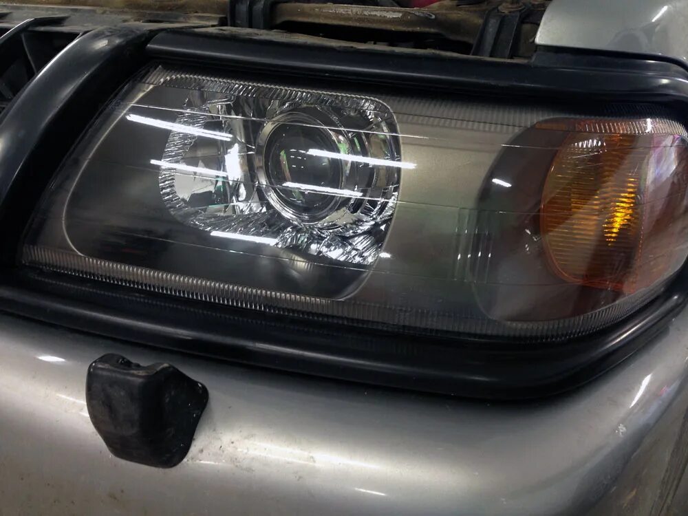 Mitsubishi pajero sport 2005 фара. Фары мицубиси паджеро 2 линзованные фары. Фары pajero sport 1. Фара митсубиси паджеро спорт 1. Led фары pajero io.