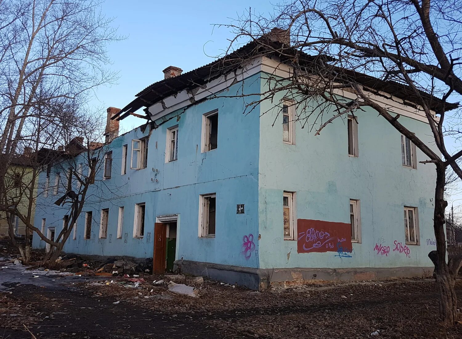 Снос домов в московской области. Московское шоссе аварийные двухэтажки. Московское шоссе Старо-Московское шоссе. Двухэтажный многоквартирный дом. Старые двухэтажные дома.