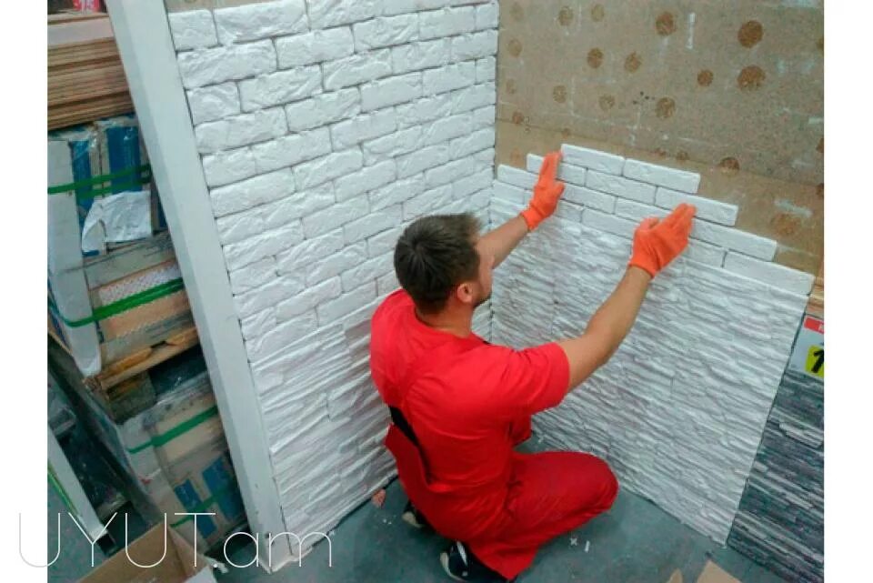 Укладка декоративного кирпича. Укладка декоративного камня. Укладка декоративного кирпича. Уложить каменные плитки на стену. Самоклеящиеся кирпичики на стену.