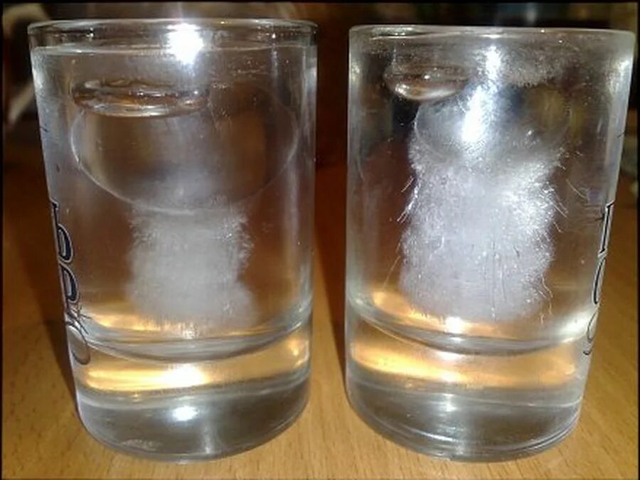 Эффект Мпембы. Опыт заморозка воды. Замерзшая вода в стакане. Горячая вода замерзает. Растворение льда