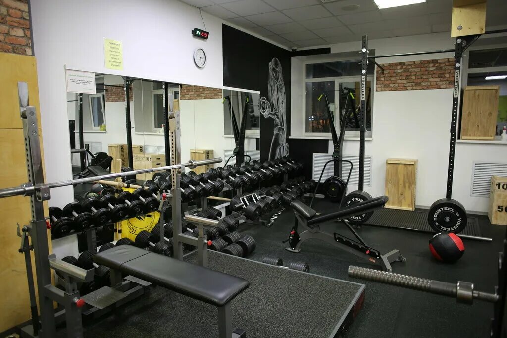 Папа смит фитнес трехгорка. Метеор тренажерный зал. Метеор тренажерный зал. Пирамида ижевск тренажерный зал молодежная. Тренажерный зал метеор рыбинск.