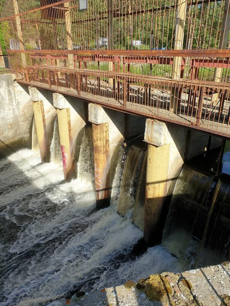 Александровский парк дамба. Плотина села рыбачье. Село плотина. Плотина сысерть. Дамба в можарах рязанской области.