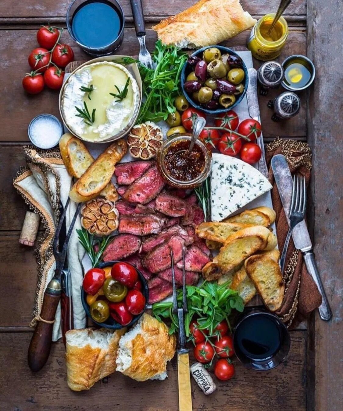 Изобилие еды. Вкусная еда на подносе. Поднос для закусок. Поднос с едой. Изобилие еды на столе.