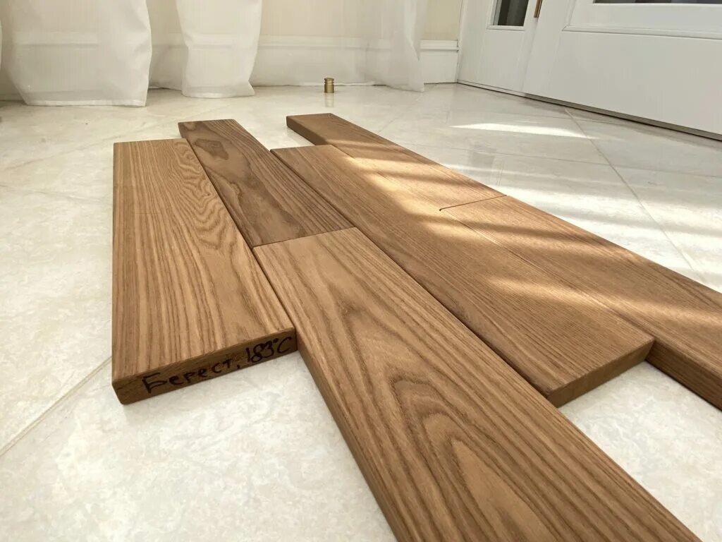 Палубная доска в интерьере. Термодоска. Укладка палубной доски на террасе. Термодоска. Широкая термодоска.