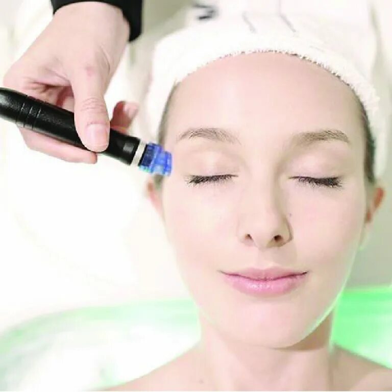 Фонофорез безинъекционная мезотерапия. Бесполезные процедуры в косметологии. Бесполезные процедуры в косметологии. Женщина косметолог страшная. Бьюти терапия.