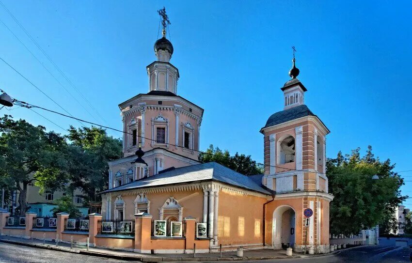 Храм троицы в хохлах в москве. Храм Троицы Живоначальной в хохлах. Москва храм в хохлах Живоначальной Троицы. Храм Святой Живоначальной Троицы в Хохловском переулке. Храv Святой Троицы в хохлах.