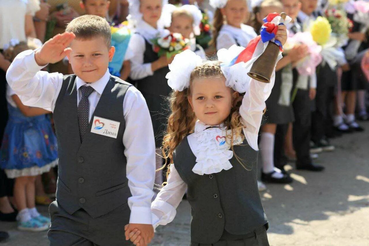 Школьники на линейке. Первоклашки на линейке. Ученики на линейке. Школьники на линейке в школе. Ученики традиционных школ